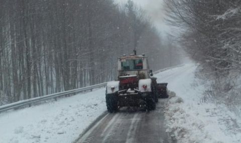 Снежното време затвори редица пътища в страната - 1