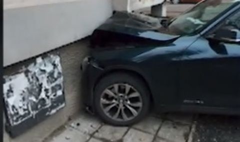 Автомобил се заби в балкона на жилищен блок в София - 1