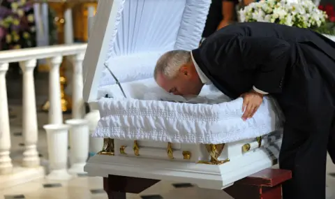 Лекар алармира: Никога не целувайте покойника на погребение! - 1