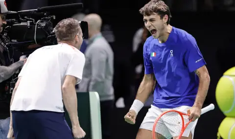 Страхотна победа на Флавио Коболи прати Италия на финал за Купа "Дейвис" - 1