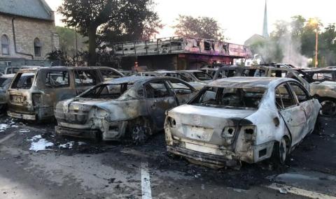 Протестиращи подпалиха 100 скъпи коли, сред които много BMW-та и S-класи (ВИДЕО) - 1