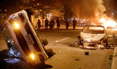 Страхливи престъпни орди раниха български полицай на протестите в САЩ - 1