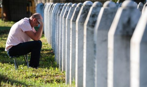 Тъжна годишнина! Стотици босненци отдадоха почит на жертвите на клането в Сребреница - 1