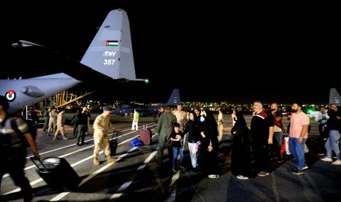 Южнокорейски военен самолет евакуира свои и японски граждани от Судан - 1
