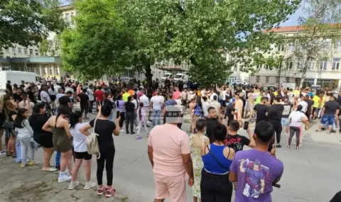 Protest in front of the hospital in Botevgrad over the child who died in an ambulance  - 1