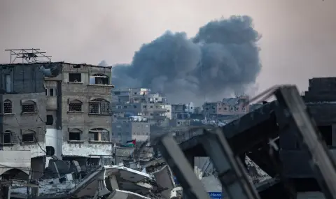 Нови въздушни удари на Израел по училище в Газа отнеха живота на 13 души - 1