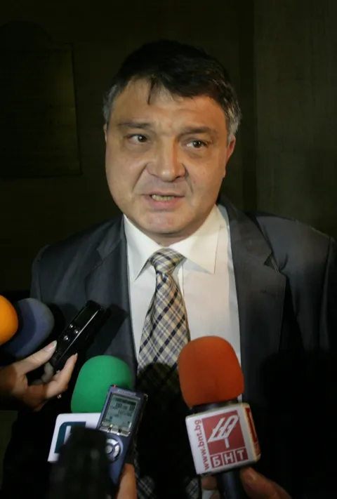 Преди 25 години министърът на отбраната Николай Свинаров открива реконструираната писта в авиобаза "Граф Игнатиево"
