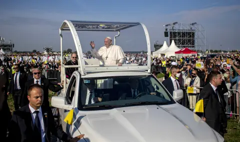 Папамобилът на Франциск, превърнат в мобилна линейка, не може да влезе при децата в Газа - 1