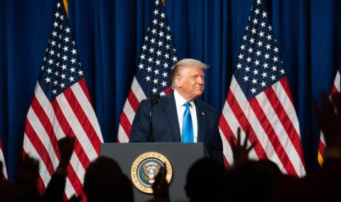 Тръмп изненада група служители на първа линия в борбата с COVID-19 - 1