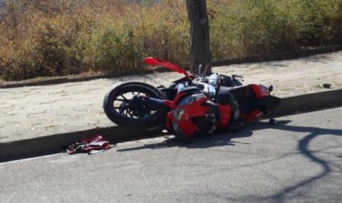 Надрусан моторист се заби челно в кола край Пловдив - 1