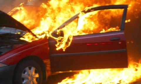 Пишман шофьор се блъсна в дърво, автомобилът изгоря - 1