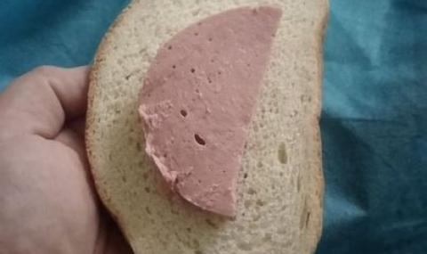 Ако COVID-19 не те умори в болницата, то храната ще го направи (СНИМКИ) - 1