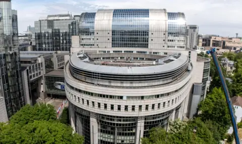 Европейският парламент отложи ратифицирането на митническото споразумение със САЩ - 1