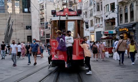Автобус с български туристи се сблъска с трамвай в Истанбул - 1