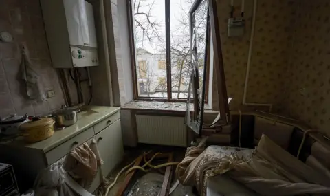 Руски дрон удари жилищен блок в Харков, възрастна жена е убита в Донбас