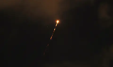 Дим се издига над американското посолство в Кувейт