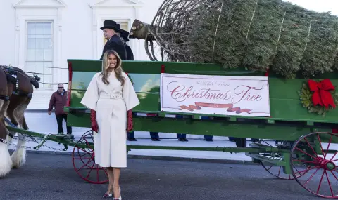 Мелания Тръмп посрещна елхата пред Белия дом в бяло палто (ВИДЕО) - 1