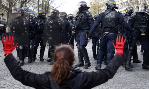 Сблъсъци с полицията избухнаха при днешните протести във Франция - 1