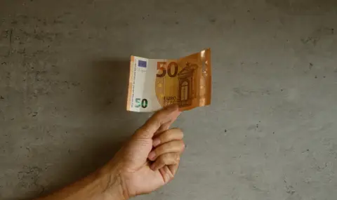 Възрастен мъж в Гърция е хвърлял по минувачи банкноти от 50 евро - 1