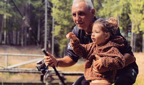 Христо Стоичков учи внучката си на риболов - 1