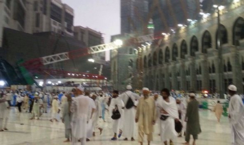 107 загинали при рухването на кран в Голямата джамия в Мека (Видео) - 1