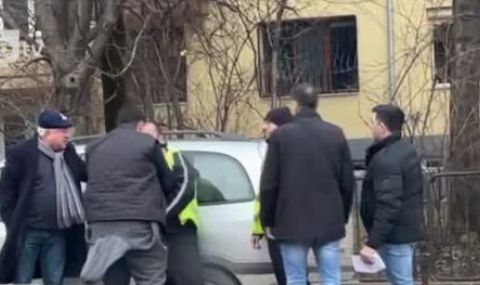 Агресия в София: Шофьор нападна екип на ЦГМ заради сложена скоба, задържаха го - 1