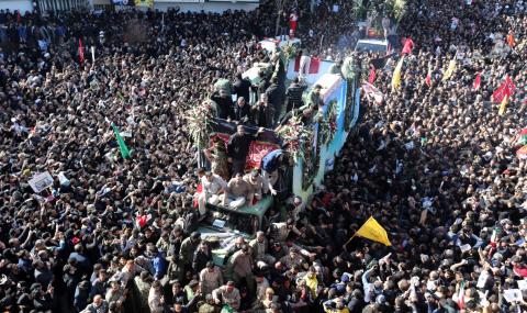 Анархия! Десетки загинаха на погребението на убития ирански генерал - 1
