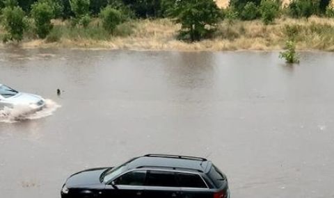 Буря във Врачанско превърна улиците в реки - 1