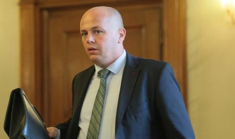 Александър Симов: Бранят премиера на ниво надпис в обществена тоалетна - 1