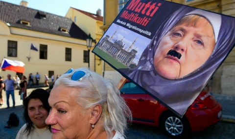 Протестиращи посрещнаха Меркел в чешката столица - 1