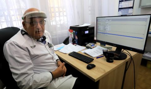 Зам.-председателят на Лекарския съюз готов да се ваксинира в национален ефир, за да докаже, че не е опасно - 1