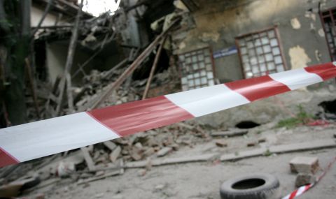 Срути се стена на къща в Хасково, няма пострадали - 1