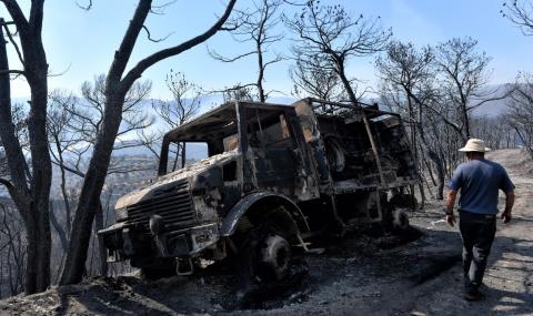 Хеликоптери и самолети се включиха в борбата с пожарите в Гърция - 1