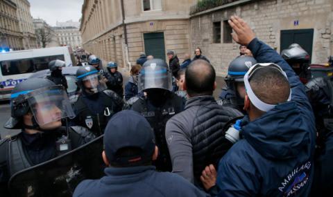 Ученици блокираха училища във Франция - 1