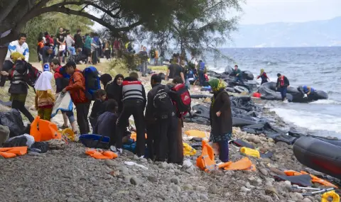 Плажуващи заловиха лодка с емигранти, докато акостираха край бреговете на Испания (ВИДЕО) - 1
