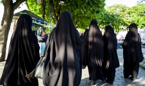 Талибаните отново въведоха задължителна модна линия за жените – хиджаб и чадор - 1