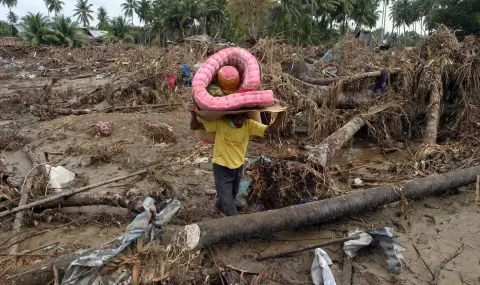 Magnitude 6.2 earthquake strikes off Indonesia's coast  - 1