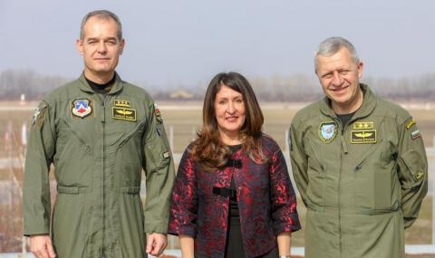 Американският посланик посети българска авиобаза - 1