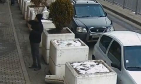 Вандал потроши с камъни прозорците на синагогата в София - 1