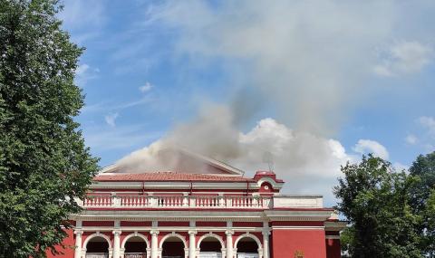 Пожар унищожи покрива на операта в Русе - 1