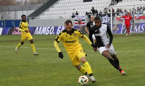 ФИФА удари Ботев и Локомотив Пловдив със забрана за трансфери  - 1