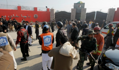 Въоръжени нападнаха университет в Пакистан - 1