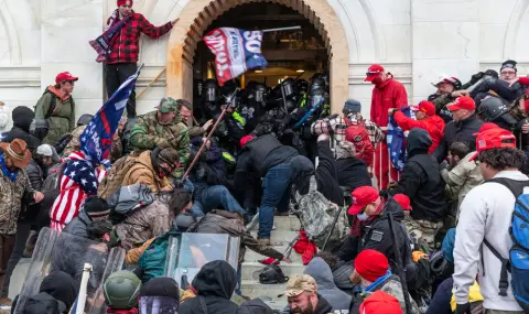 Първият човек, нахлул в сградата на Конгреса на 6 януари, бе осъден на над 4 години затвор - 1