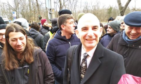 Протест "за" и "против" Петър Волгин пред БНР - 1
