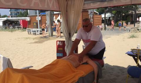Туристи се редят на опашка за Кралски масаж на плажа в Слънчев бряг - 1