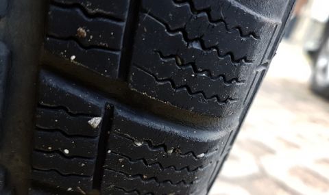 Над 60 автомобила осъмнаха с нарязани гуми - 1