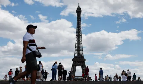 Eiffel Tower temporarily closed after staff protest - 1