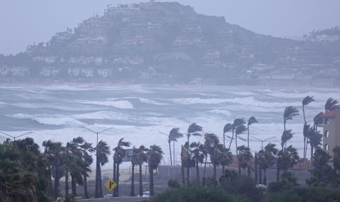 Ураганът "Орлийн" достигна Мексико  - 1