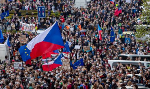 Хиляди "на крак" в Чехия заради проруската политика на президента - 1