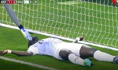 Отново: Малийски футболист колабира по време на мач (ВИДЕО+18) - 1